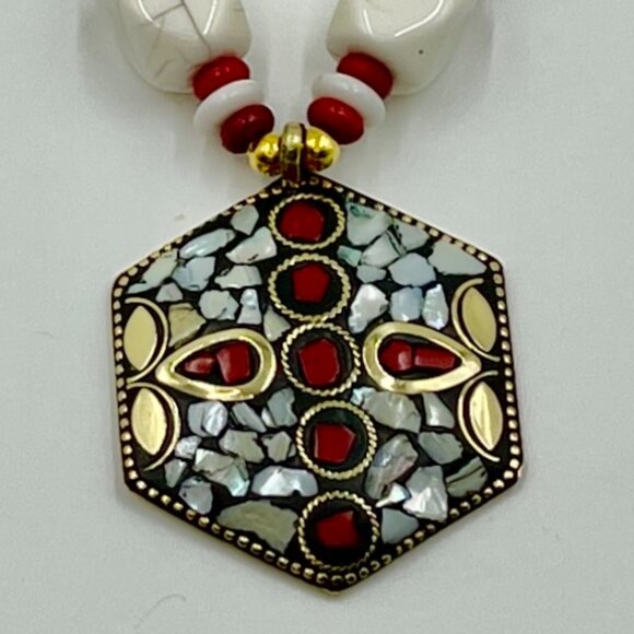 Unique Handcrafted Women's Necklace with Elegant Beadwork - Picture 2 of 9